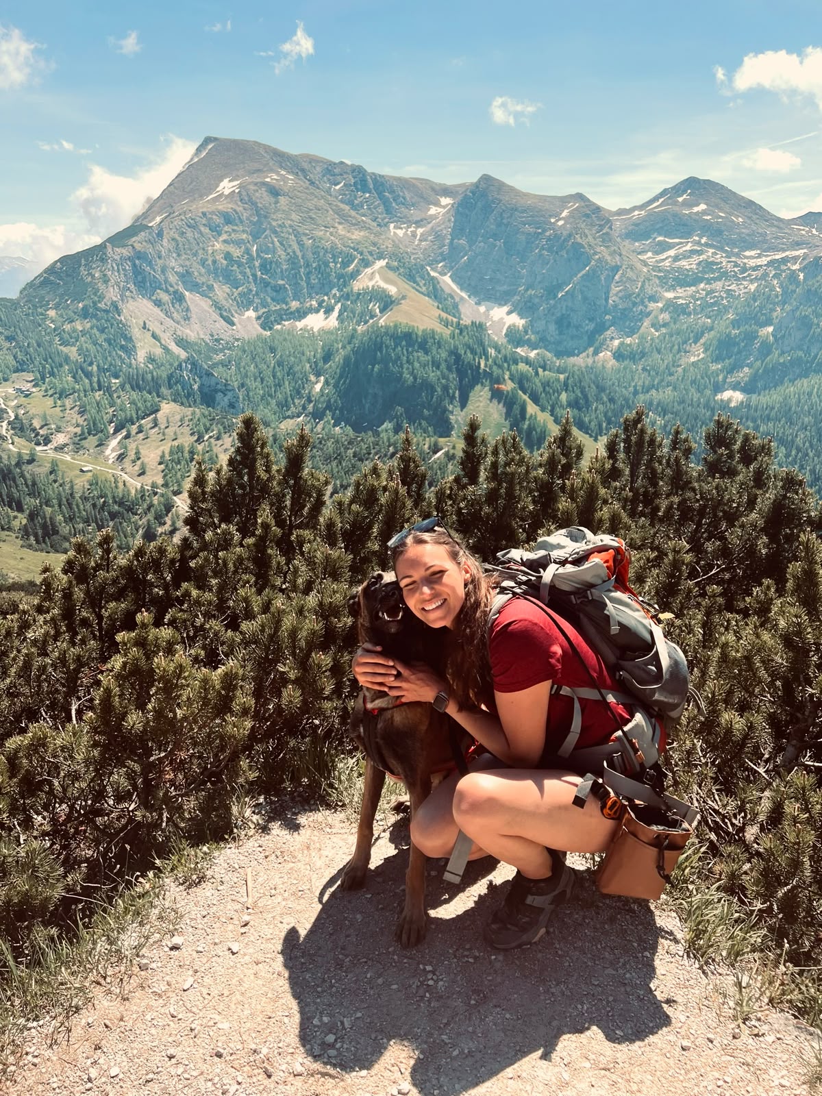 Katrin Hammel beim Wandern mit Hund in den Bergen